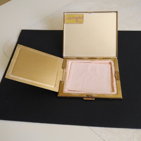 Vintage Wiesner Rhinestone and Pearl Compact - Picture 6 of 6